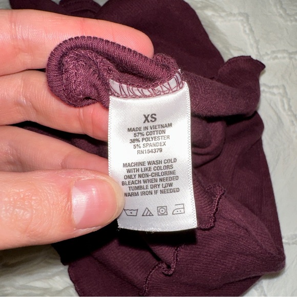 American Eagle | Seriously Soft Square Neck V Wire Layering Ribbed Tank Top - Picture 6 of 10